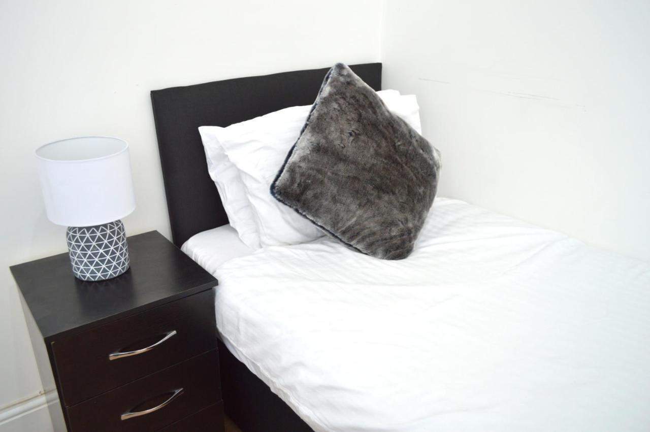 Beautiful Two-Bed Apartment With Driveway Parking Nottingham Exterior foto