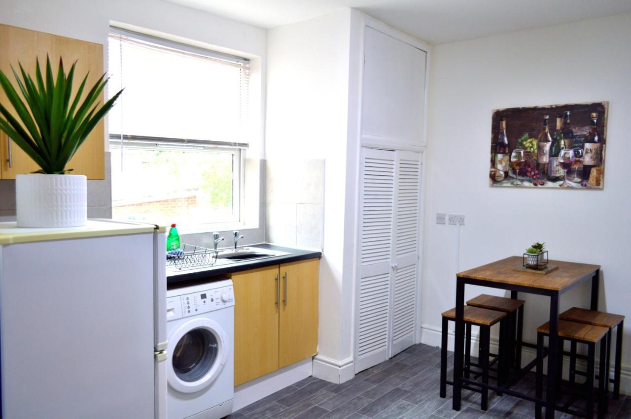 Beautiful Two-Bed Apartment With Driveway Parking Nottingham Exterior foto