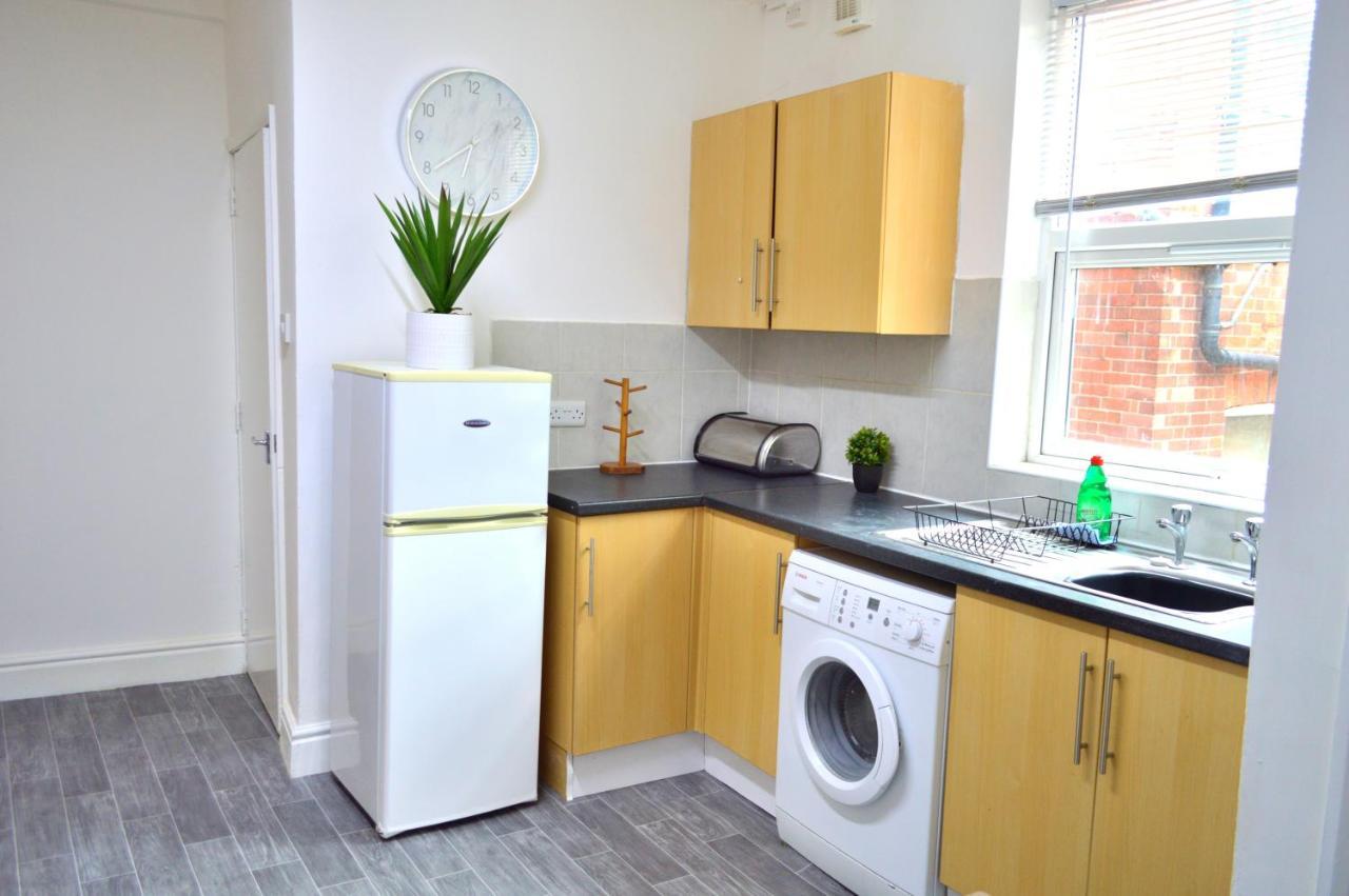 Beautiful Two-Bed Apartment With Driveway Parking Nottingham Exterior foto